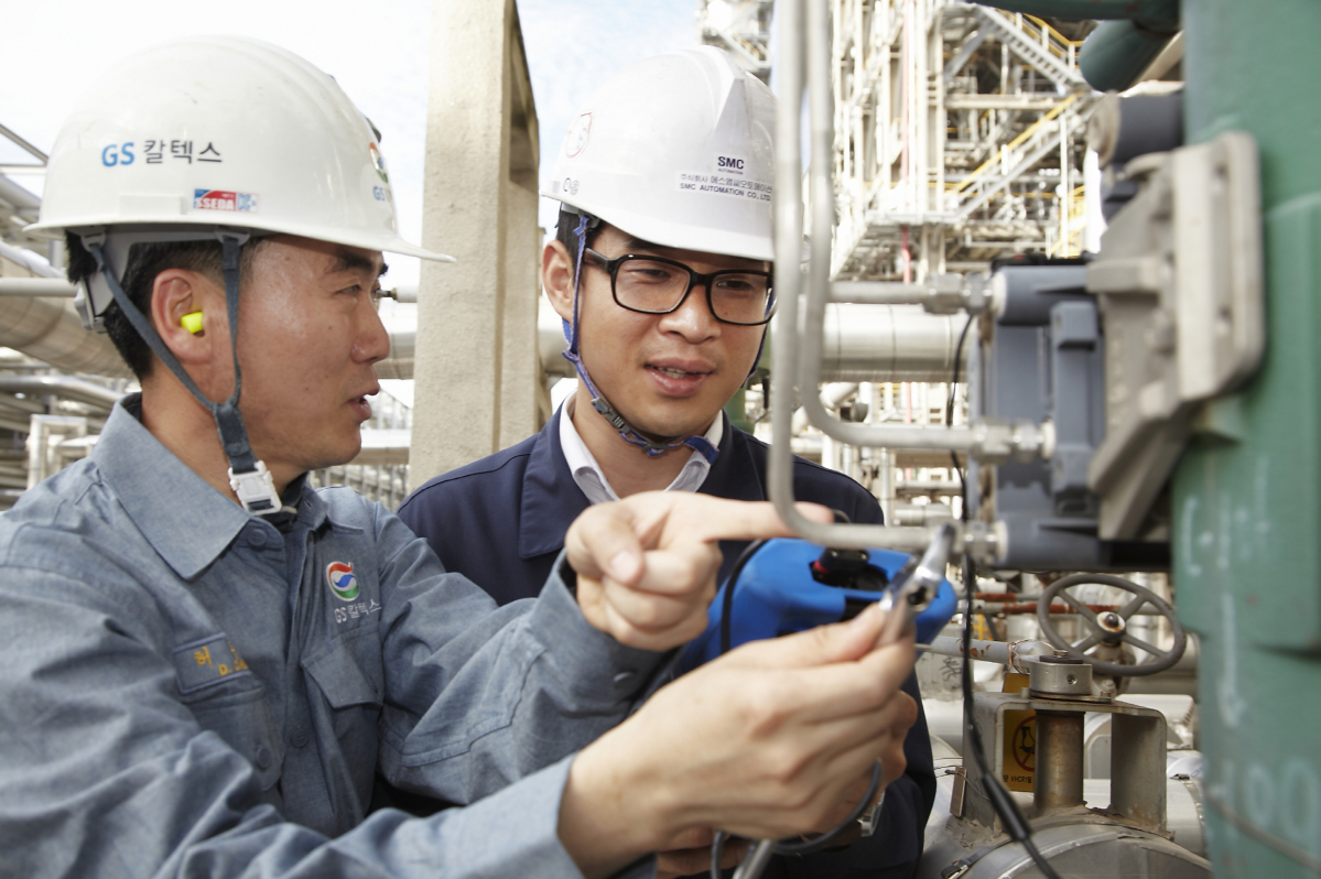 ▲GS칼텍스(왼쪽) 직원과 협력업체 직원이 얘기를 나누고 있다. (사진제공=GS그룹)