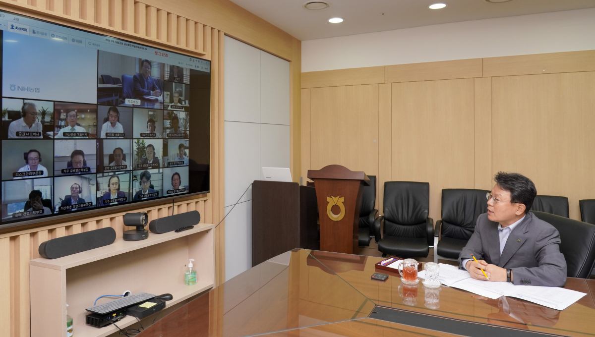 ▲17일, 서울 중구 소재 NH농협금융지주 본사 회의실에서 개최된 '2020년 제2차 농협금융 글로벌전략협의회'에서 김광수 농협금융 회장(사진 오른쪽)이 회의를 주재하고 있다. (사진제공= NH농협금융)