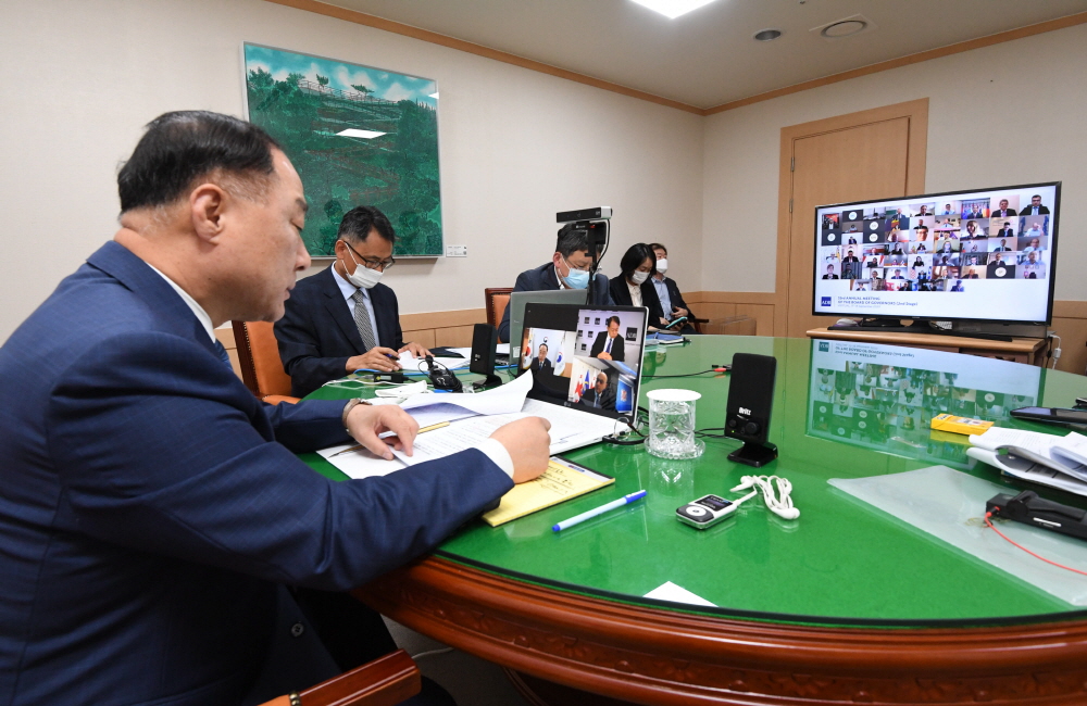 ▲홍남기 경제부총리 겸 기획재정부 장관이 9월 18일 오후 서울 광화문 정부서울청사에서 화상으로 열린 '제53차 아시아개발은행(ADB) 연차총회'를 의장으로서 주재하고 있다. (사진제공=기획재정부)