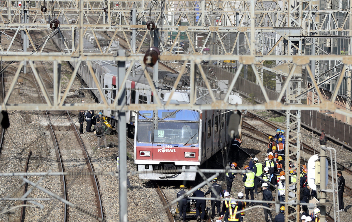 ▲4월 14일 서울 지하철 1호선 영등포역에서 신길역으로 가는 구간에 탈선한 열차가 세워져 있다. (뉴시스)