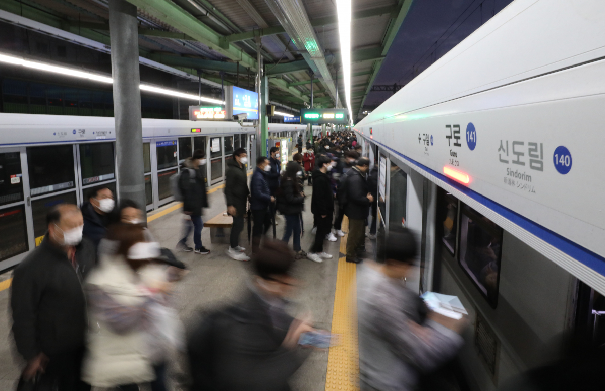 ▲서울 지하철 1호선 구로역 승강장에서 마스크를 쓴 시민들이 지하철에 탑승하고 있다.  (뉴시스)