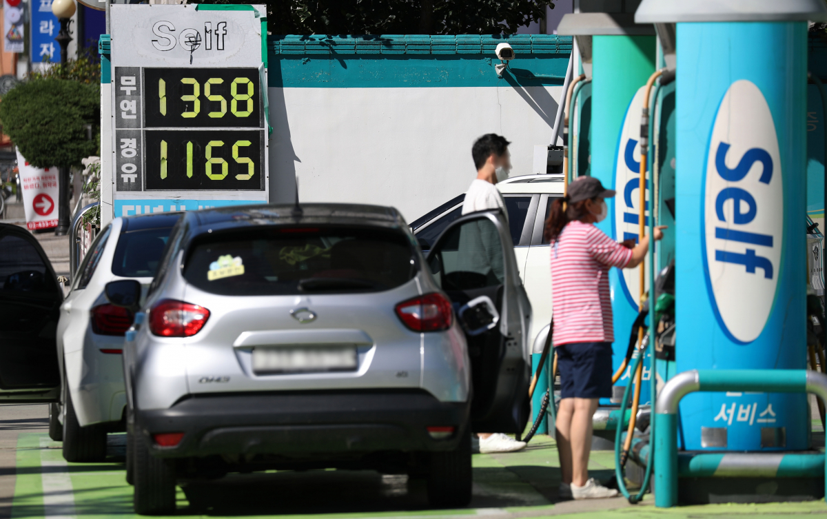 ▲13일 서울 한 주유소에서 시민들이 셀프 주유를 하고 있다. (뉴시스)