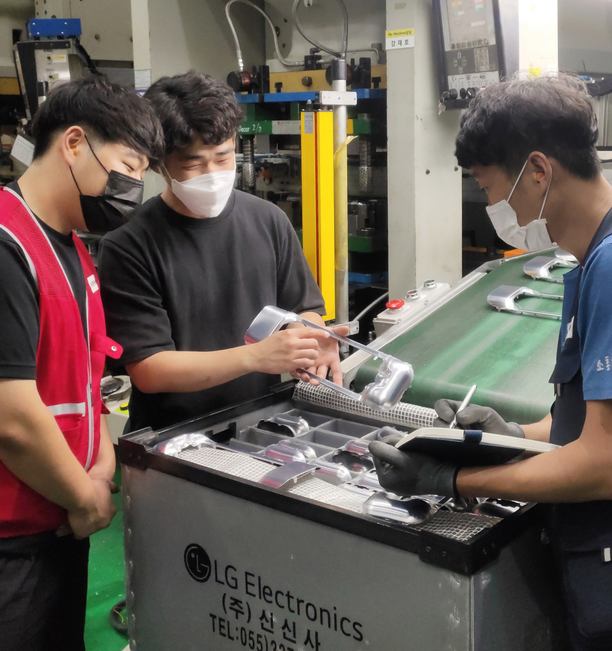 ▲LG전자가 협력사의 제조경쟁력을 강화하기 위해 스마트 팩토리 구축과 디지털 전환을 지원하고 있다. 신성오토텍 직원들이 설비관제시스템을 점검하고 있다. (사진제공=LG전자)