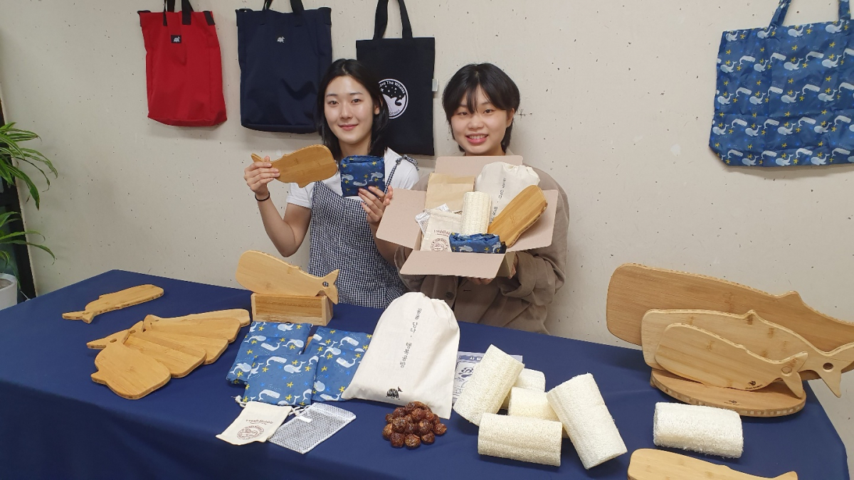 ▲사회적 기업 ‘우시산’ 직원들이 플라스틱을 업사이클링해 만든 장바구니, 친환경 세제/수세미, 대나무 도마로 구성된 ‘친환경 살림살이 세트’를 소개하고 있다. SK이노베이션이 이번 행사에서 판매하고 있는 제품들은 각 사 홈페이지나 스마트스토어에서도 구매할 수 있다. (사진제공=SK이노베이션)