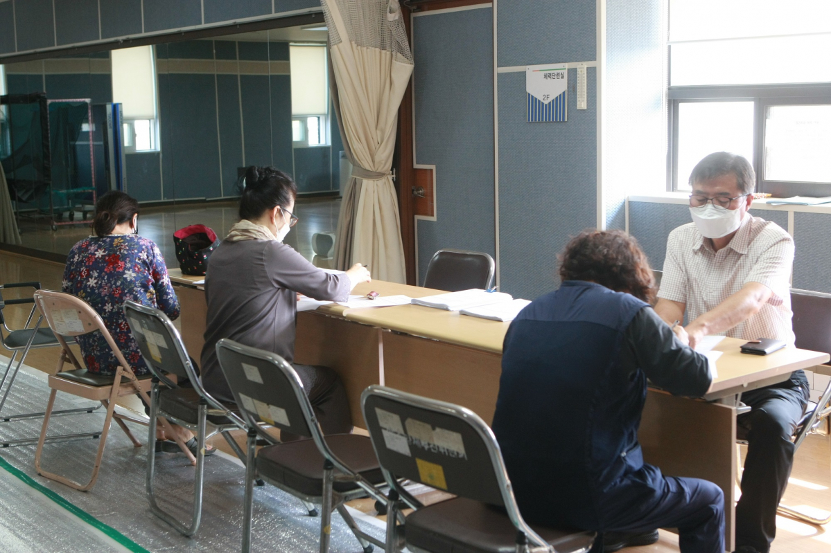 ▲강원 춘천시가 긴급재난지원금 오프라인 신청 접수를 개시한 14일 오후 효자2동 행정복지센터에서 재난지원금 신청 접수가 진행 중인 가운데 시민들이 신청서를 작성하면서 자기 차례를 기다리고 있다. (뉴시스)