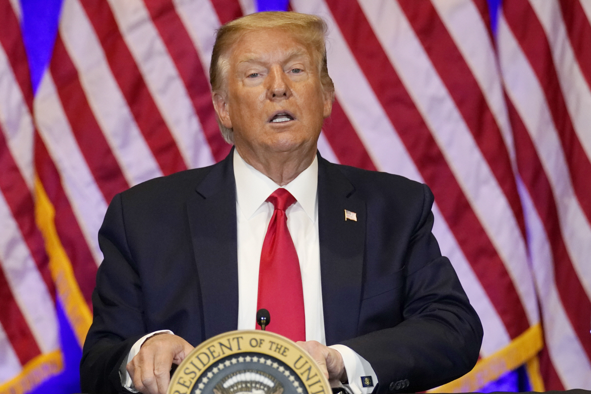 ▲도널드 트럼프 미국 대통령이 13일 (현지시간) 미 네바다주 라스베이거스의 트레저아일랜드 호텔&카지노에서 라틴계 대표들과 원탁회의를 하고 있다. 라스베이거스/AP뉴시스