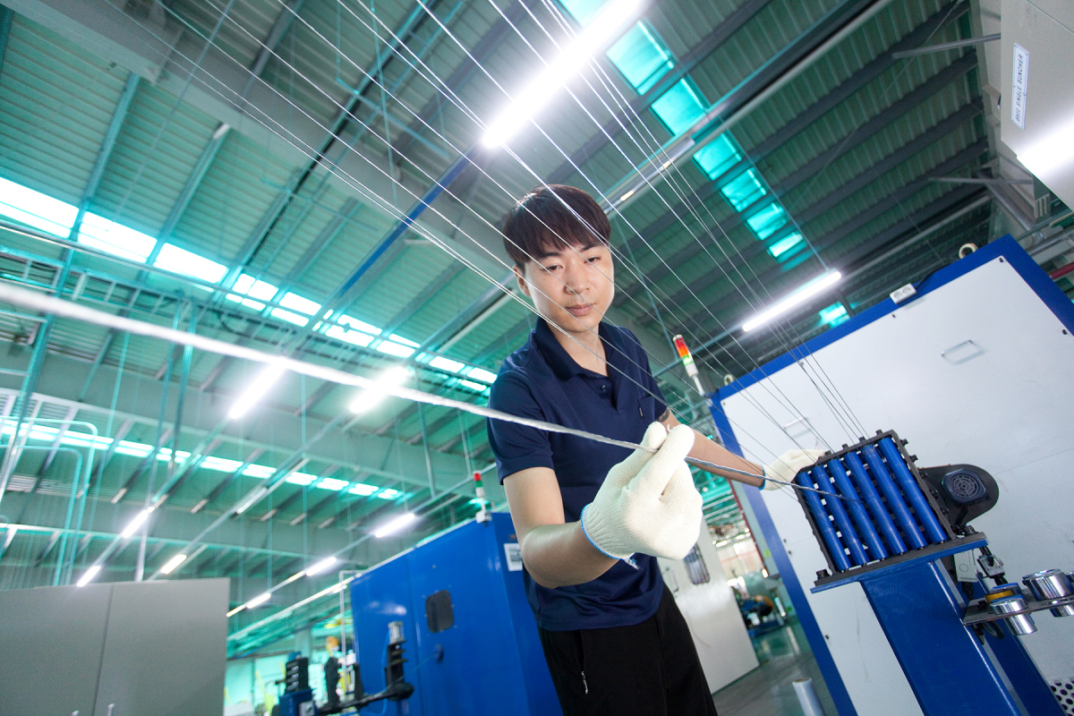 ▲LS전선 직원들이 전기차용 알루미늄 전선을 생산하고 있다. (사진제공=LS전선)