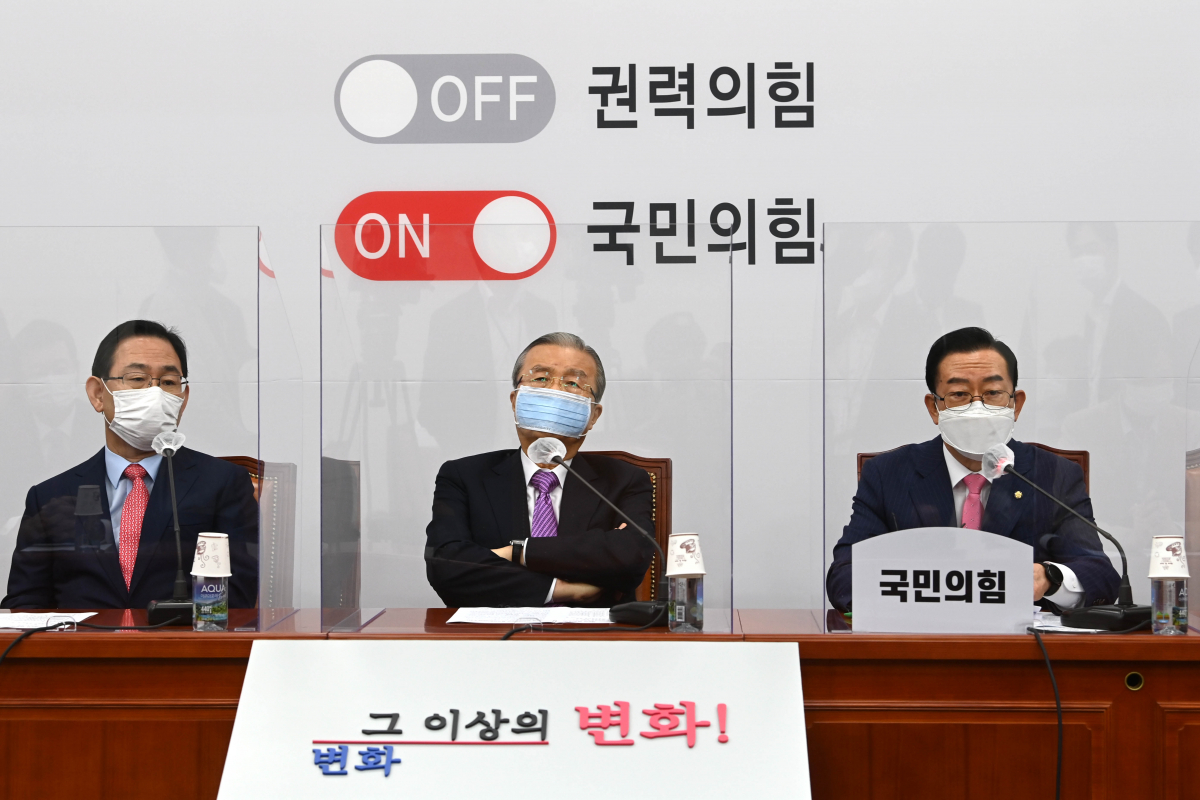 ▲김종인 국민의힘 비상대책위원장이 21일 오전 국회에서 열린 국민의힘 비상대책위원회의에서 발언을 듣고 있다. 한편, 국민의힘은 박덕흠 의원과 관련한 논란을 둘러싸고 긴급진상조사 특위를 구성하기로 했다. (연합뉴스)