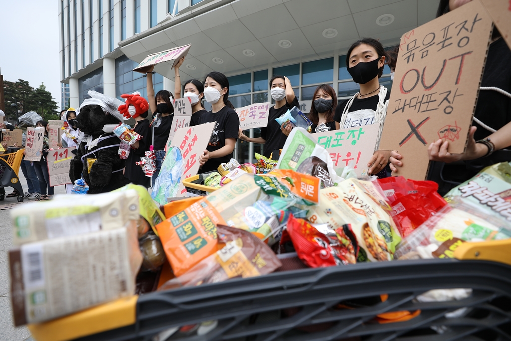 ▲올해 7월 서울 성동구 이마트 성수점 앞에서 녹색연합, 녹색미래 등 환경단체 회원 등이 기자회견을 열고 대형 유통업체의 포장 제품 재포장 금지 제도 즉각 시행을 촉구하고 있다. (뉴시스)