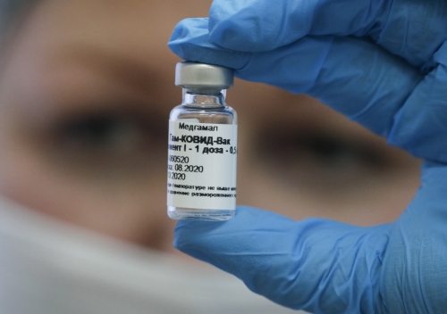 ▲러시아 의료진이 코로나19 백신을 선보이고 있다. EPA연합뉴스