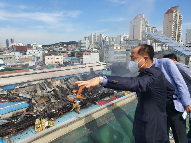 ▲소상공인시장진흥공단 조봉환 이사장이 청량리 전통시장 화재 현장을 살펴보고 있다.