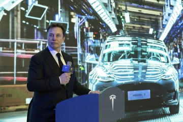 ▲일론 머스크 테슬라 최고경영자(CEO)가 1월 7일(현지시간) 중국 상하이 공장에서 생산된 첫 ‘모델3’ 인도식에 참석해 연설하고 있다. 상하이/AP뉴시스
