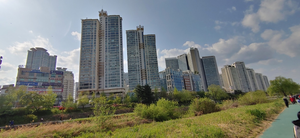 ▲경기도 성남시 분당구 정자동 일대에 들어선 상가건물과 주상복합 아파트 단지들.