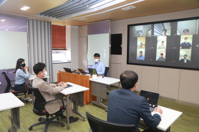 ▲21일 포스코가 포항과 광양에서 온라인을 활용한 비대면 방식으로 ‘청년 구직자 취업지원 교육’ 입과식을 가졌다. (사진제공=포스코)