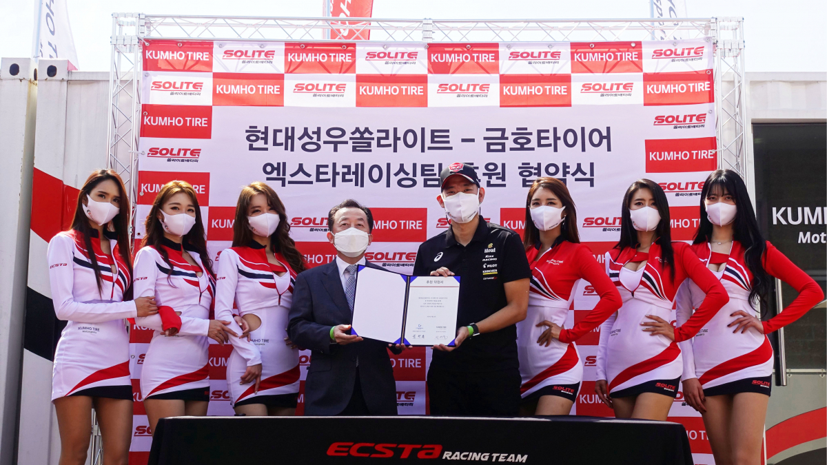 ▲금호타이어 ‘엑스타 레이싱팀’ 김진표 감독(왼쪽 5번째)과 현대성우쏠라이트 박찬봉 부사장(왼쪽 4번째)이 후원 협약 체결 후 기념촬영을 하고 있다.  (사진제공=금호타이어)