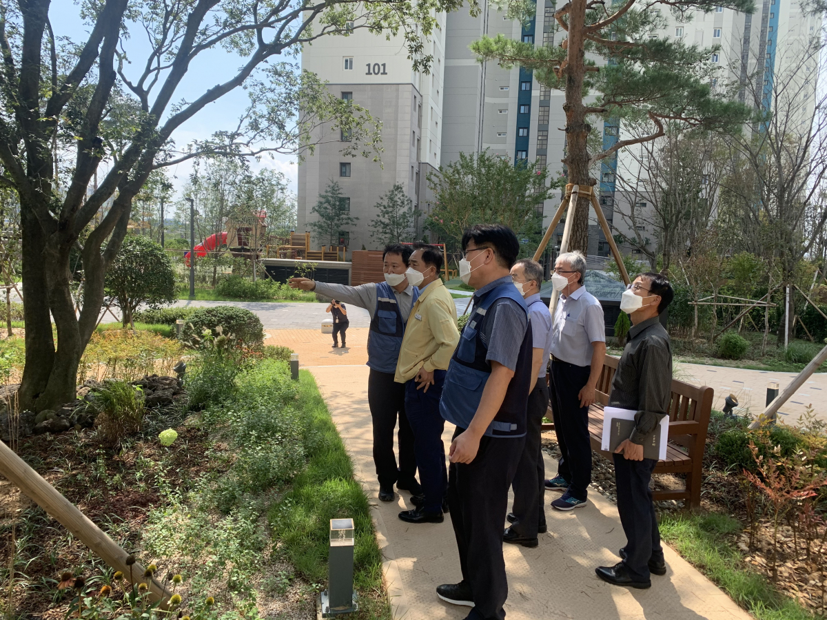 ▲평택시 정장선 시장(왼쪽 두번째)이 지난 8일 ‘더샵 지제역 센트럴파크’ 아파트 단지를 찾아 포스코건설 유윤종 현장 소장(왼쪽 세번째) 등 관계자로부터 단지 조경에 대한 설명을 듣고 있다. (사진 제공=포스코건설)