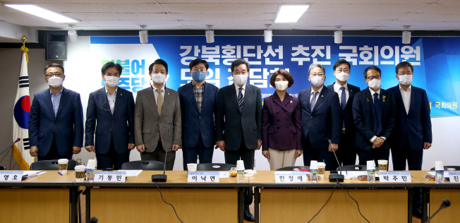 ▲더불어민주당 이낙연 대표, 한정애 정책위의장, 손명수 국토부 2차관 등이 22일 서울 여의도 서울시당에서 열린 ‘강북횡단선 추진 국회의원 모임 간담회’에서 기념촬영하고 있다. (연합뉴스)