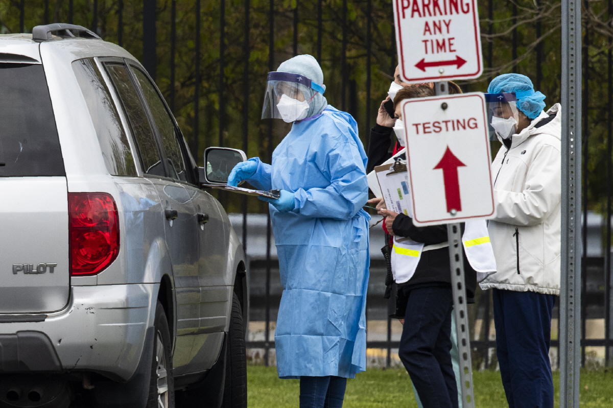 ▲미국 메릴랜드주 몽고메리 카운티에서 4월 21일(현지시간) 의료진이 신종 코로나바이러스 감염증(코로나19) 드라이브 인 검사를 하고 있다. 몽고메리/AP뉴시스