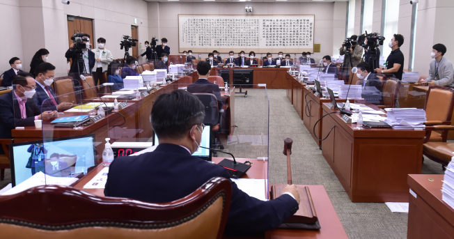 ▲윤호중 위원장이 21일 서울 여의도 국회에서 열린 법제사법위원회 전체회의에서 정회를 선포하며 의사봉을 두드리고 있다. (연합뉴스)