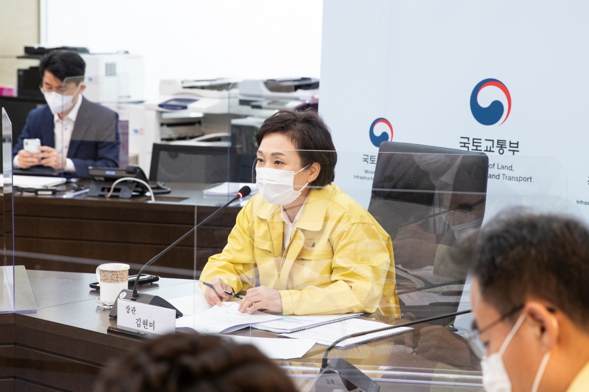 ▲김현미 국토부 장관이 22일 정부세종청사에서 건설안전 관계기관 점검회의를 주재하고 있다. (사진제공=국토교통부)