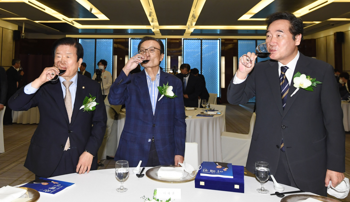 ▲박병석 국회의장(왼쪽부터), 더불어민주당 이해찬 전 대표, 이낙연 대표가 22일 서울 중구 웨스턴조선호텔에서 열린 이해찬 전 대표의 전기 '나의 인생 국민에게' 발간 축하연에서 건배하고 있다.  (연합뉴스)
