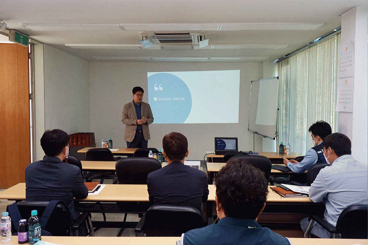 ▲삼표그룹이 21일 경기 광주시 삼표 기술연구소에서 특수 콘크리트 성능 시연회를 열고 건설사 관계자를 대상으로 제품 성능에 대한 설명을 하고 있다.  (사진제공=삼표그룹)