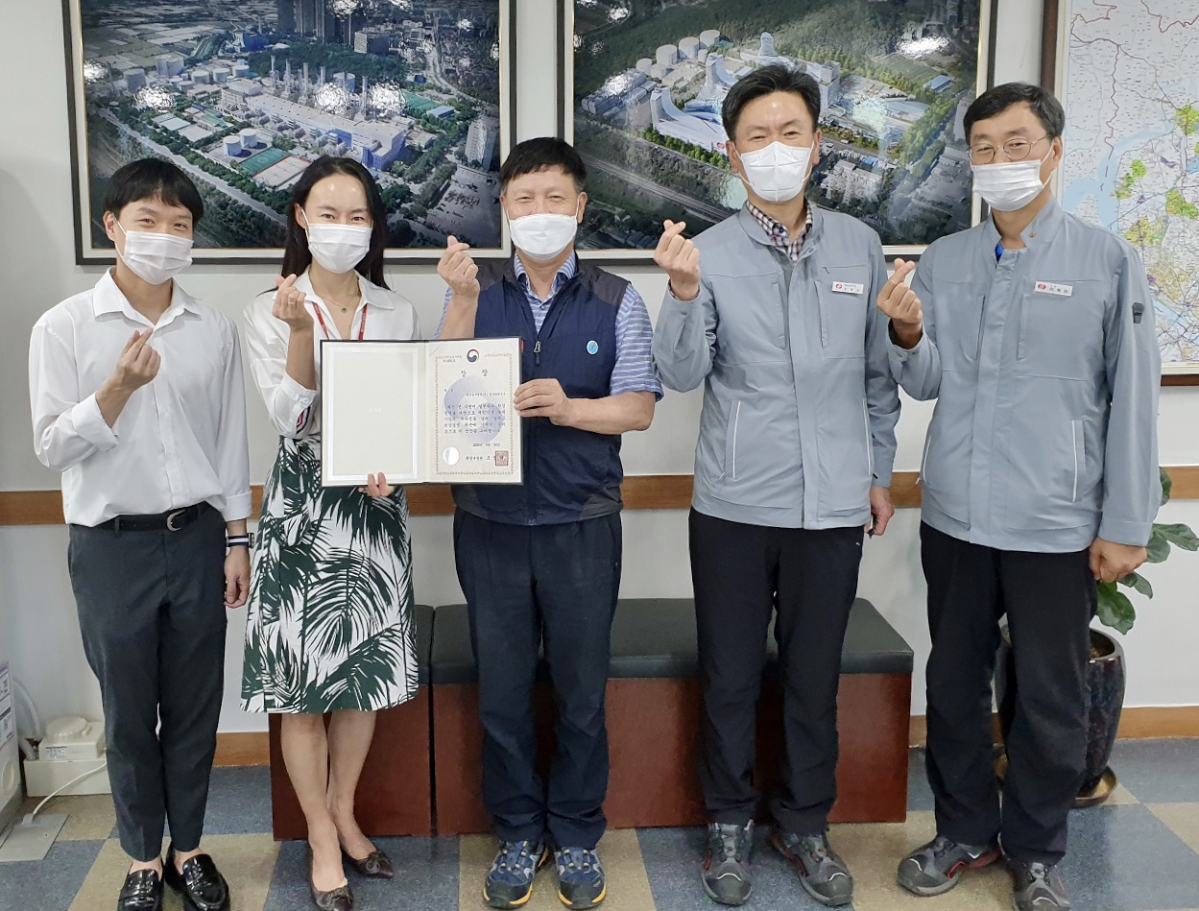 ▲조영권 일산화력 환경화학부장(가운데)과 관계자들이 '2020년 녹색기업 대상' 수상 후 기념 촬영을 하고 있다. (사진제공=한국동서발전)