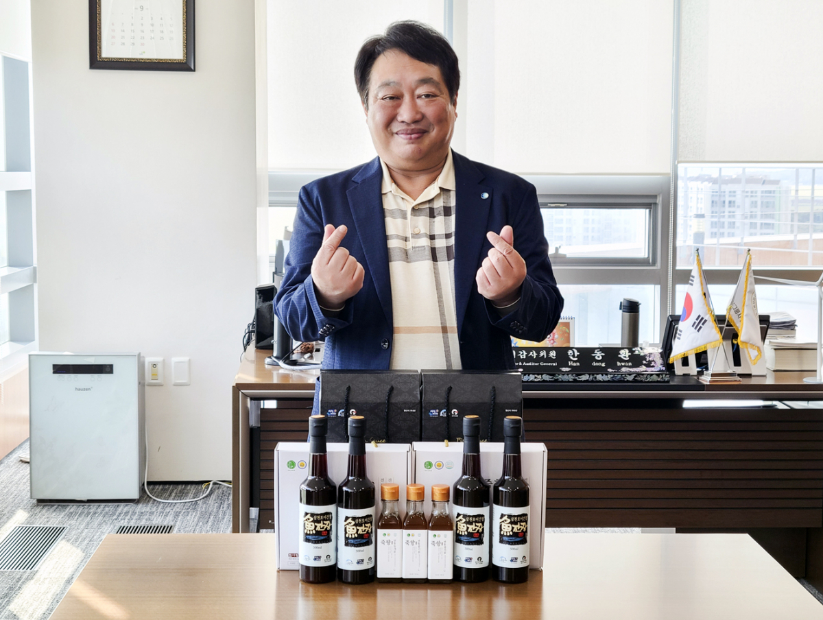 ▲사회적 경제 기업의 제품 구매 촉진을 위해 소셜릴레이 ‘핸드 인 핸드’ 한동환 한국중부발전 상임감사위원이 기념촬영을 하고 있다. (사진제공=한국중부발전)