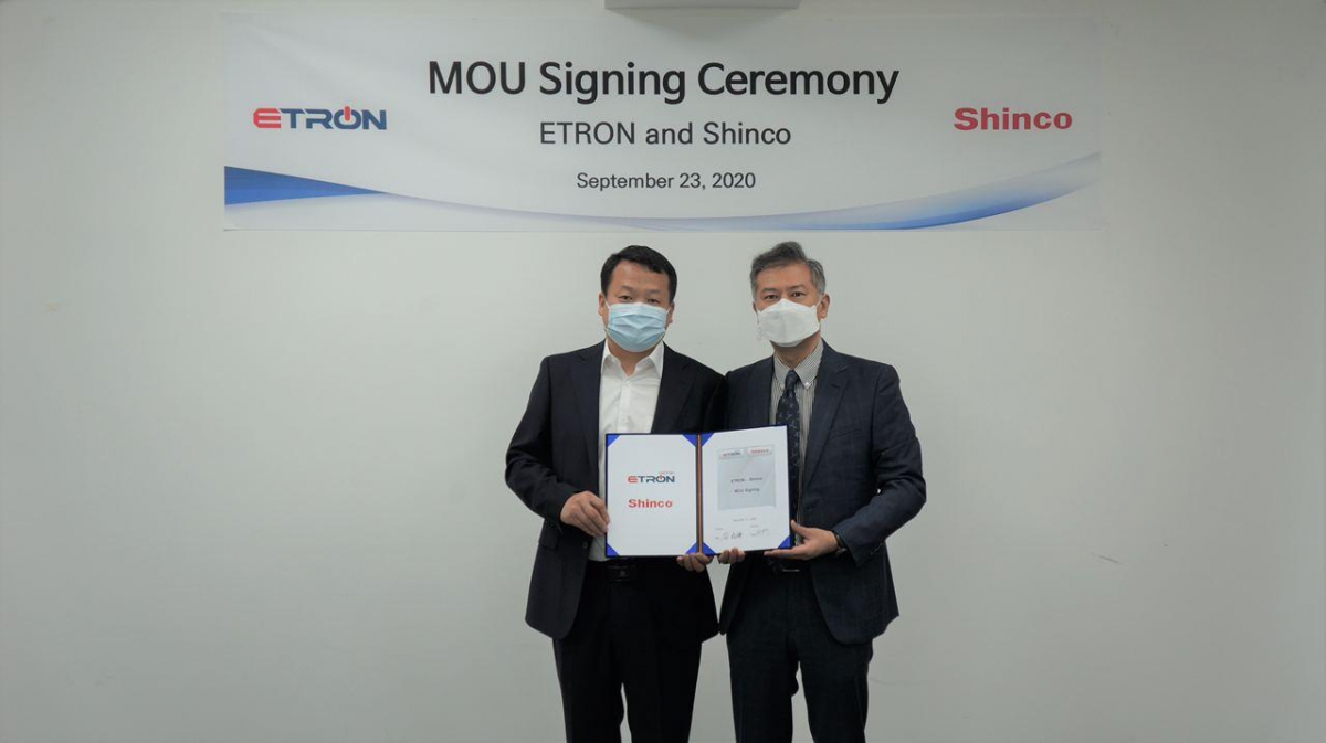 ▲이트론과 강소신과과기 유한공사가 전략적 파트너십 업무협약(MOU)을 체결했다. 사진은 김명종 이트론 대표(우)와 Xie xiao xiang shinco부회장> (사진제공=이트론)