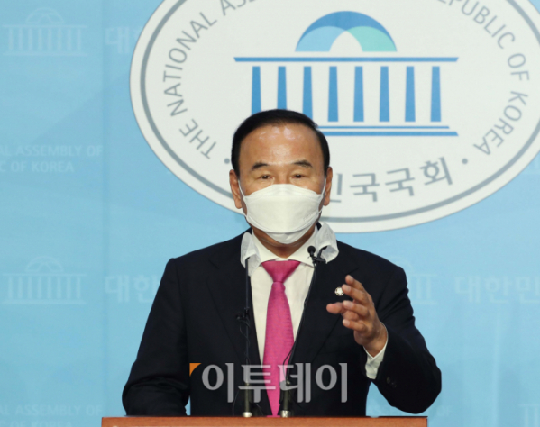 ▲박덕흠 국민의힘 의원이 21일 특혜 수주 의혹과 관련해 입장 표명을 하고 있다. 한편 박 의원은 23일 두 번째 기자회견을 열고 "당을 떠나겠다"고 밝혔다. (신태현 기자 holjjak@)