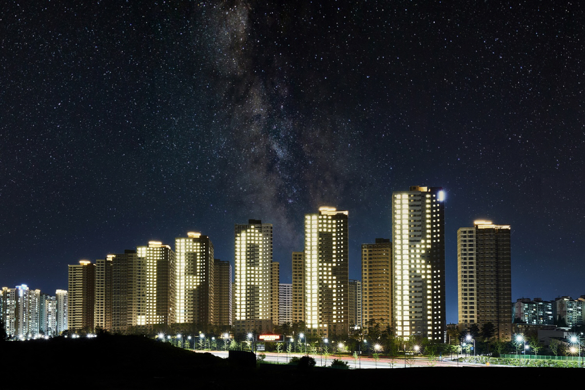 ▲파주 운정신도시 아이파크에 스마트 발광다이오드(LED) 원격 제어 시스템으로 조명을 밝힌 모습. 사진 제공=HDC현대산업개발
