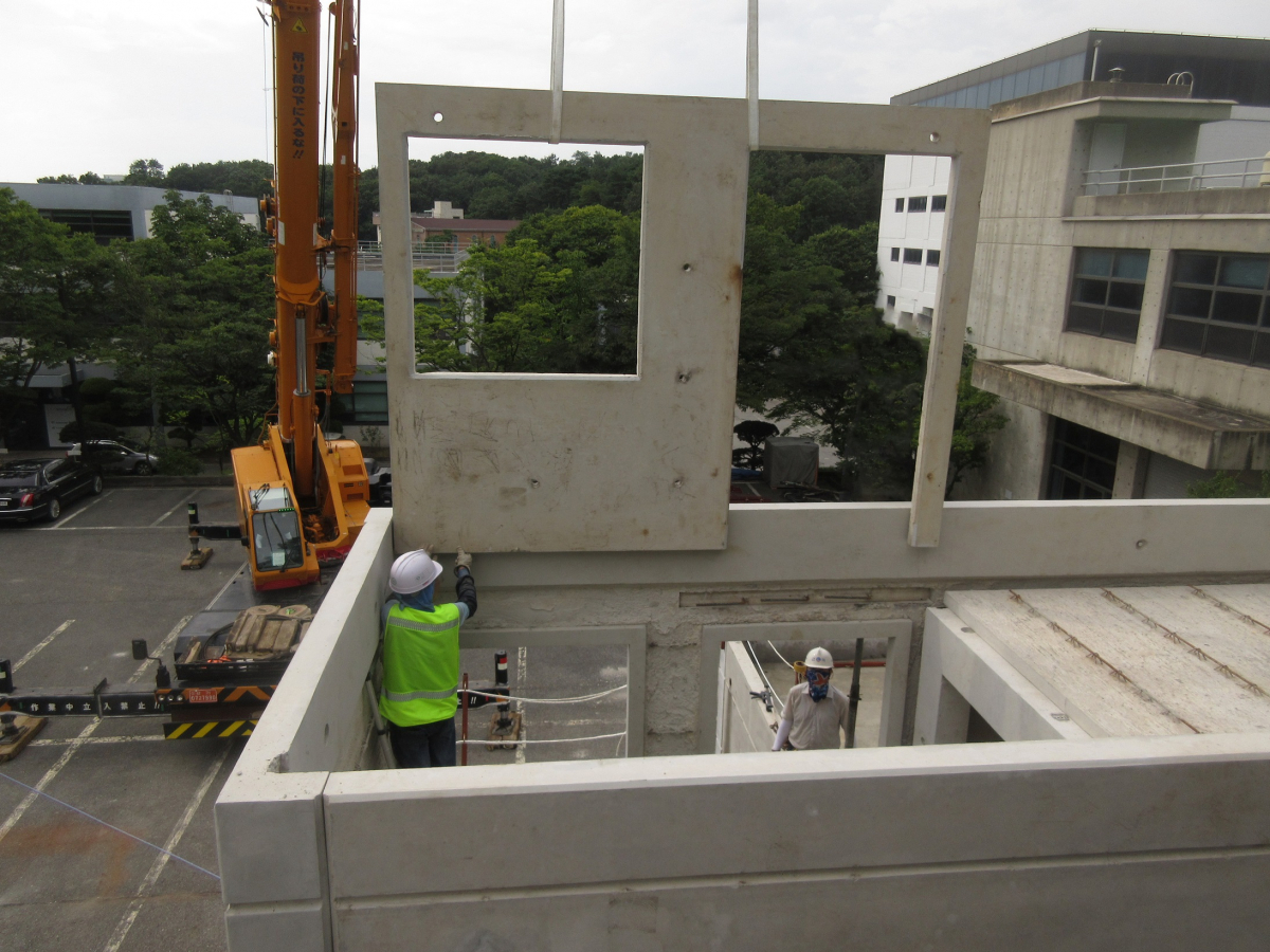 ▲대우건설이 국내 최초로 아파트 옥탑 구조물에 하프-프리캐스트 콘크리트 공법을 적용한다. 사진은 대우건설이 지난 1일 경기도 수원시 송죽동 대우건설 기술연구원에 하프-PC공법 실물 모형을 제작하는 모습. (사진 제공=대우건설)