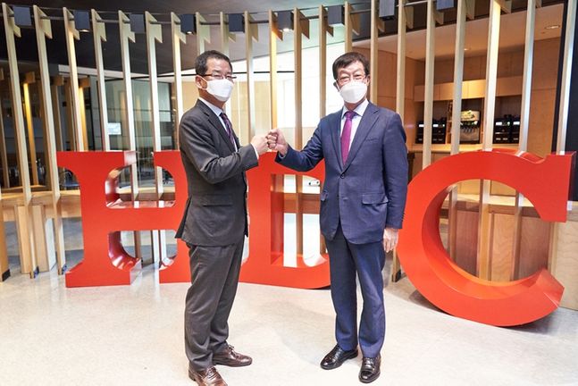 ▲권순호(왼쪽) HDC현대산업개발 사장과 강한식 윤주건설 사장이 24일 서울 용산 현대산업개발 사옥에서 공정거래 상생 선언을 한 뒤 주먹을 맞대고 있다. (사진제공=HDC현대산업개발)