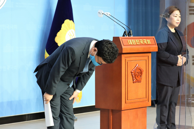 ▲이스타항공 창업주인 더불어민주당 이상직 의원이 24일 오후 국회 소통관에서 열린 탈당 기자회견에서 인사하고 있다. (연합뉴스)