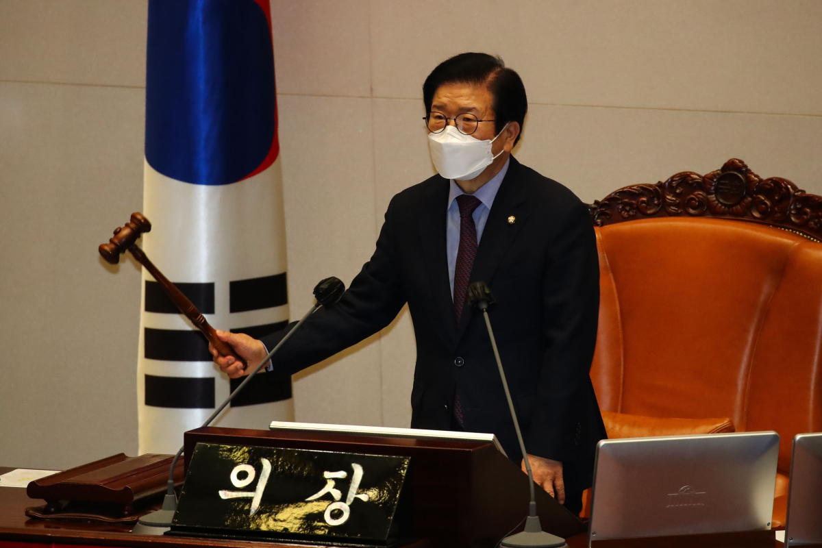 ▲박병석 국회의장이 24일 오후 서울 여의도 국회 본회의에서 '상가건물 임대차보호법 일부개정법률안' 통과를 알리고 있다.  (연합뉴스)