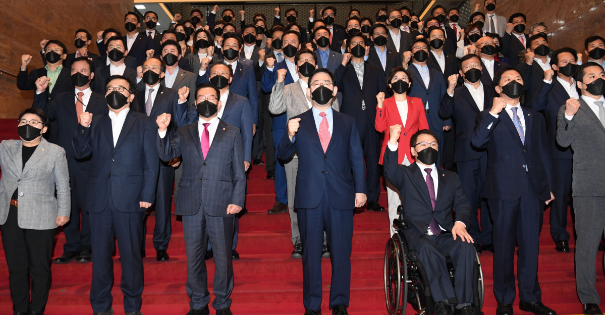 ▲국민의힘 국회의원들이 24일 국회에서 '실종 공무원 북한 총격 사망 사건 규탄대회'를 열고 있다. (연합뉴스)