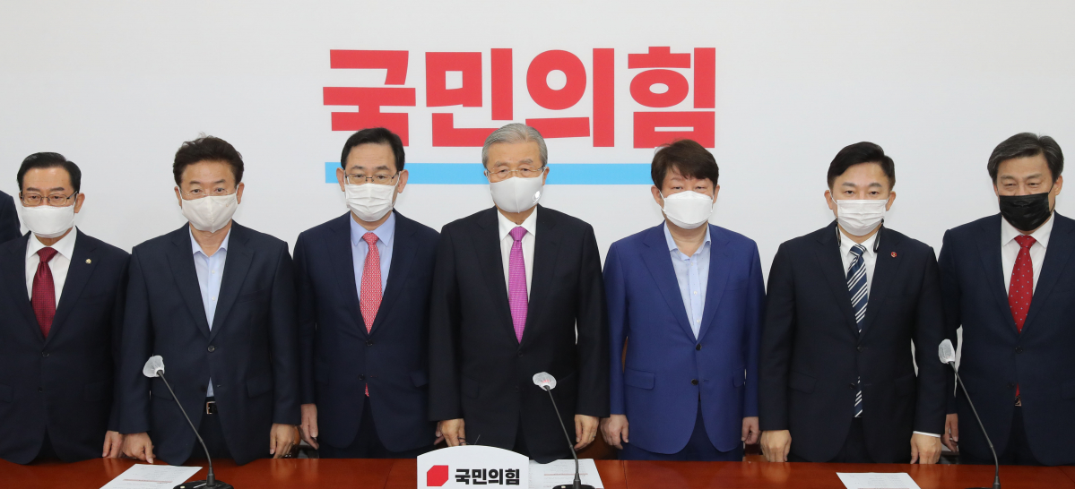 ▲ 25일 오전 서울 여의도 국회에서 열린 국민의힘 소속 시·도지사 조찬 간담회에서 김종인 비상대책위원장과 참석자들이 기념촬영을 하고 있다. 왼쪽부터 이종배 정책위의장, 이철우 경북지사, 주호영 원내대표, 김종인 비상대책위원장, 권영진 대구시장, 원희룡 제주지사, 김선동 사무총장. (연합뉴스)