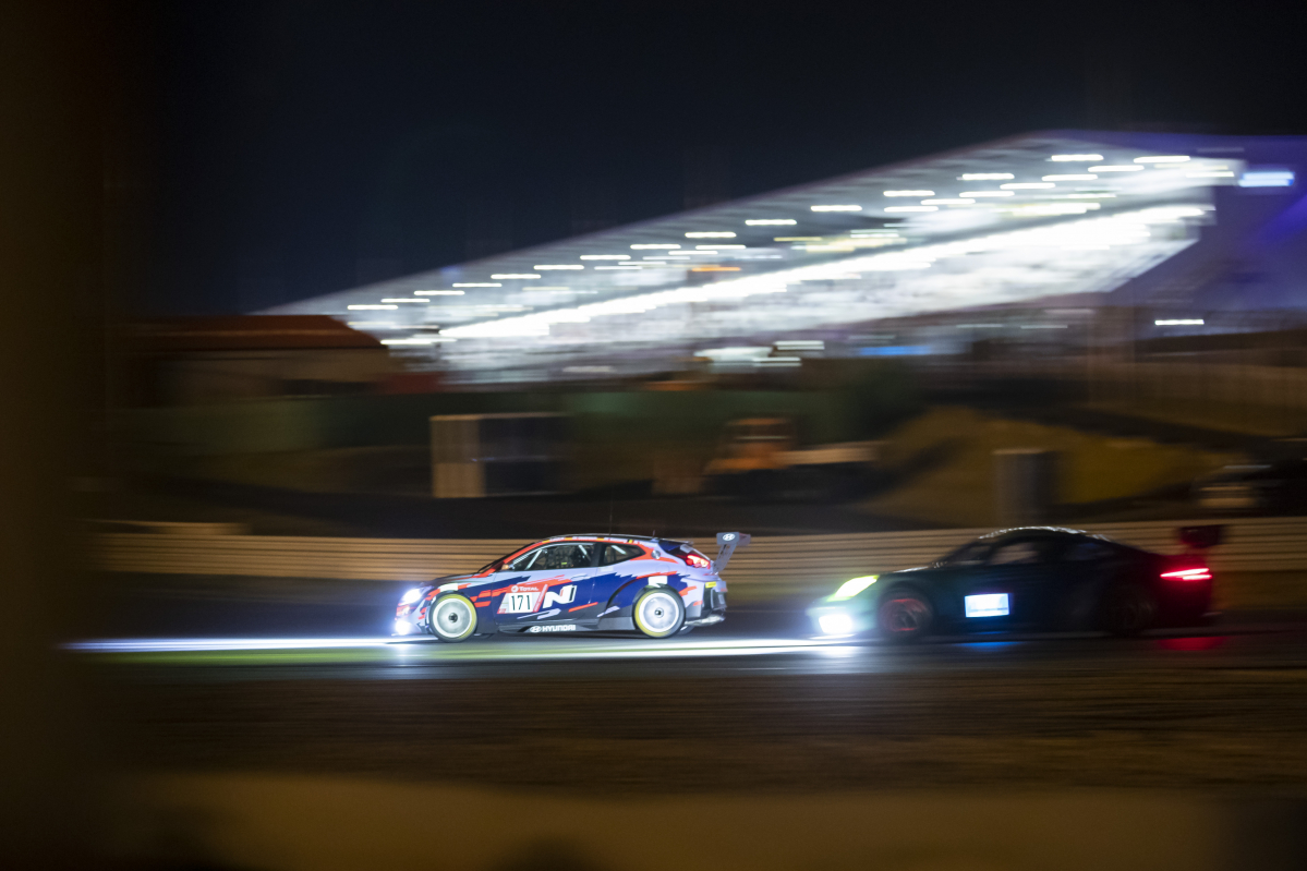 ▲지난해 뉘르부르크링 24시 내구레이스에 출전한 벨로스터 N TCR 차량이 코스를 주행하고 있다.  (사진제공=현대차)