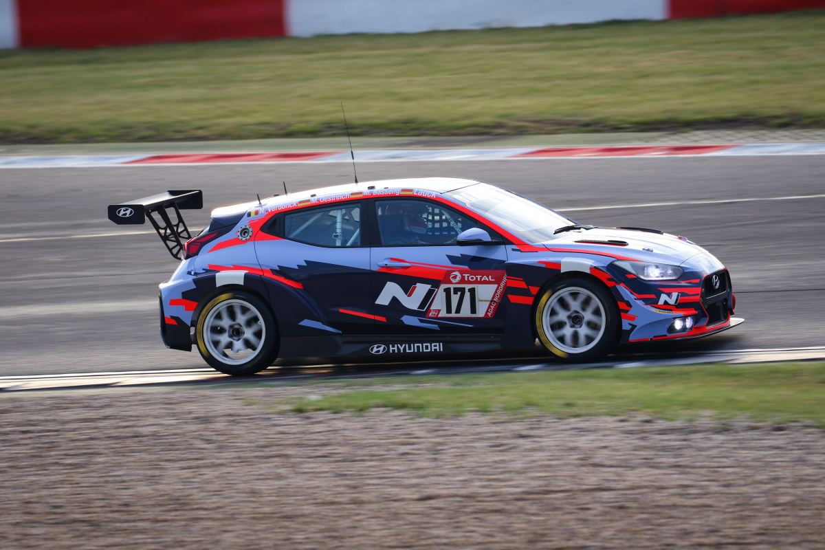 ▲지난해 뉘르부르크링 24시 내구레이스에 출전한 벨로스터 N TCR 차량이 코스를 주행하고 있다.  (사진제공=현대차)