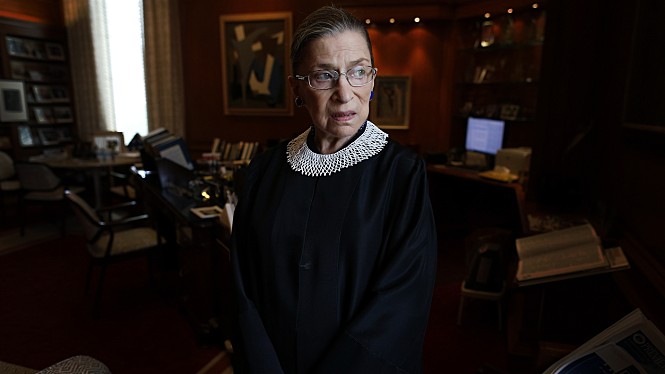 ▲미국 역사상 두번째 여성 대법관인 루스 긴즈버그는 항상 법복 위에 레이스 칼라를 입었다. 본래 법복은 넥타이를 잘 보이게 하기 위해 상의 일부가 보여지도록 디자인 됐다. 그는 넥타이가 아닌 레이스 칼라를 둘러 여성이라는 자신의 정체성을 드러냈다. (출처=루스 베이더 긴즈버그 : 나는 반대한다 스틸컷)