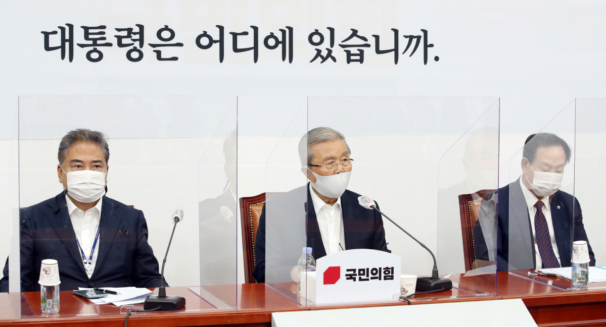▲김종인 국민의힘 비상대책위원장(가운데)이 25일 서울 여의도 국회에서 열린 비상대책위원-외교안보특위위원 긴급간담회에서 우리 국민이 북한군의 총격에 살해된 사건과 관련해 입장을 발표하고 있다. 한편 국민의힘은 이날 배경 현수막에 "대통령은 어디에 있습니까."라는 문구를 실었다. (연합뉴스)