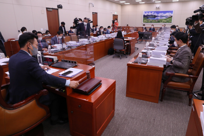 ▲송영길 외통위원장이 22일 서울 여의도 국회에서 열린 외교통일위원회 전체회의에서 산회를 선포하는 의사봉을 두드리고 있다.  (연합뉴스)