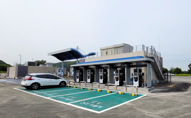 ▲삼천리는 용인 에버랜드 융복합 충전소에 전기차 충전기를 설치했다. (사진제공=삼천리)