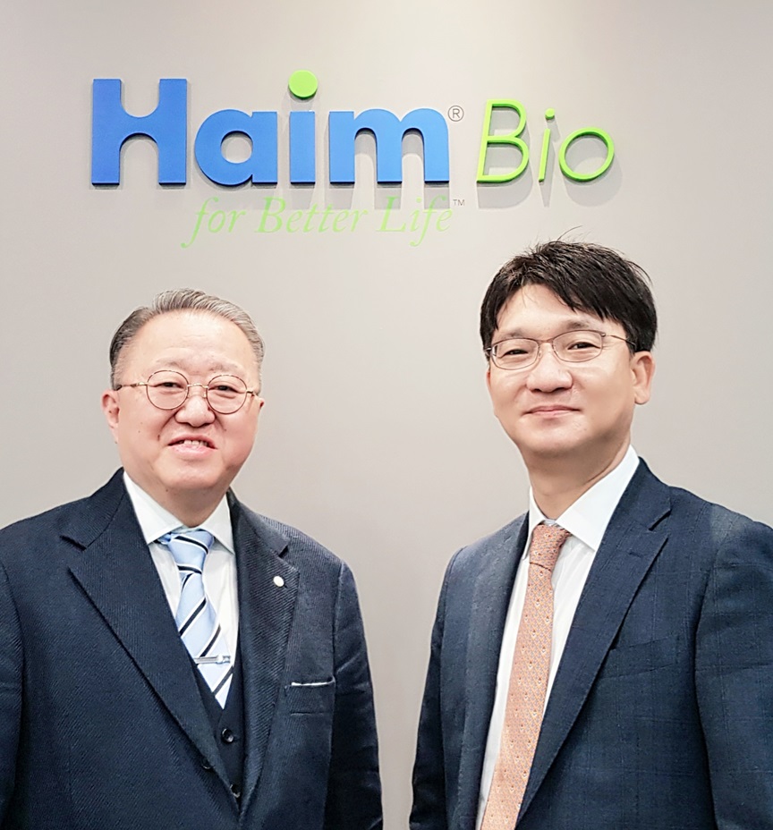 ▲(왼쪽부터) 하임바이오 김홍렬 대표, 삼성서울병원 부인암센터 센터장 이정원 박사