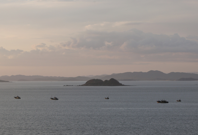 ▲소연평도 인근 해상에서 실종된 민간인이 북한의 총을 맞고 사망한 가운데 24일 오후 북한 석도 인근 해상에서 중국 어선들이 조업하고 있다. (연합뉴스)