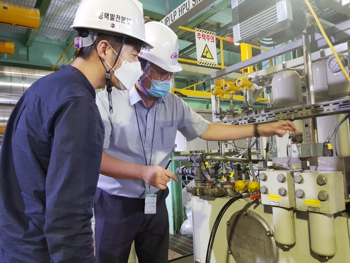▲평택2복합발전소에서 한국서부발전 관계자가 국산화대상설비를 중소기업 관계자에게 설명하고 있다. (사진제공=한국서부발전)