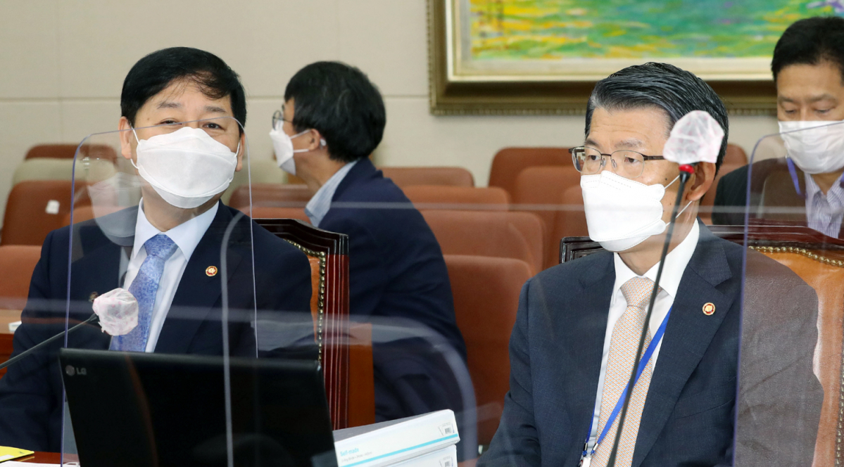 ▲사진은 이달 12일 구윤철 국무조정실장(왼쪽)과 은성수 금융위원장이 서울 여의도 국회에서 열린 정무위원회 전체회의에서 이야기하고 있는 모습. (연합뉴스)