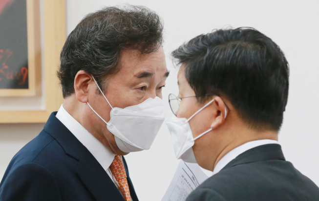 ▲ 더불어민주당 이낙연 대표와 전해철 의원이 25일 국회 외교통일위원회에서 진행된 북측에 의한 우리 공무원의 총격 피살과 관련한 긴급 현안질의에서 대화하고 있다. (연합뉴스)