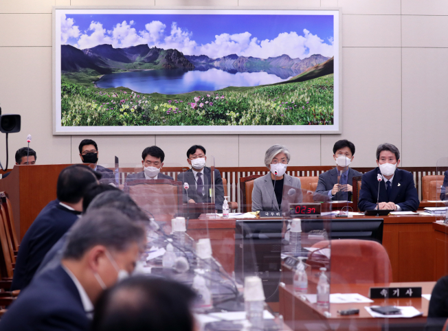 ▲25일 국회 외교통일위원회에서 진행된 북측에 의한 우리 공무원의 총격 피살과 관련한 긴급 현안질의에 이인영 통일부 장관, 강경화 외교부 장관이 참석하고 있다.   (연합뉴스)