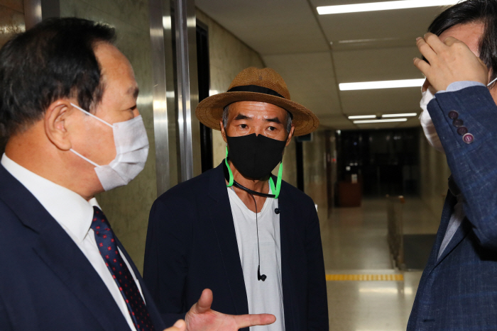 ▲북한의 총격으로 사망한 해양수산부 공무원의 형인 이래진 씨(가운데)가 26일 국회에서 국민의힘 한기호 북한의 우리 국민 사살·화형 만행 진상조사TF 팀장(왼쪽), 하태경 의원과 대화하고 있다. (연합뉴스)